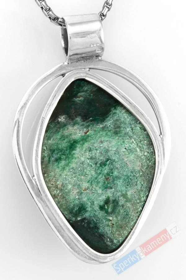 Větší stříbrný přívěsek (Ag 925/1000) s přírodním fuchsitem QA, cca 41 x 33 mm, "šperk pro lesní vílu" (FT1643P)