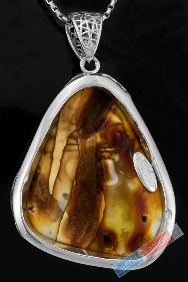 Větší stříbrný přívěsek (Ag 925/1000) s baltským bílým jantarem s příměsí koňakového jantaru QAA, kapka cca 48 x 40 mm, "šperk pro mořskou vílu z Baltského moře" (JA3891P)