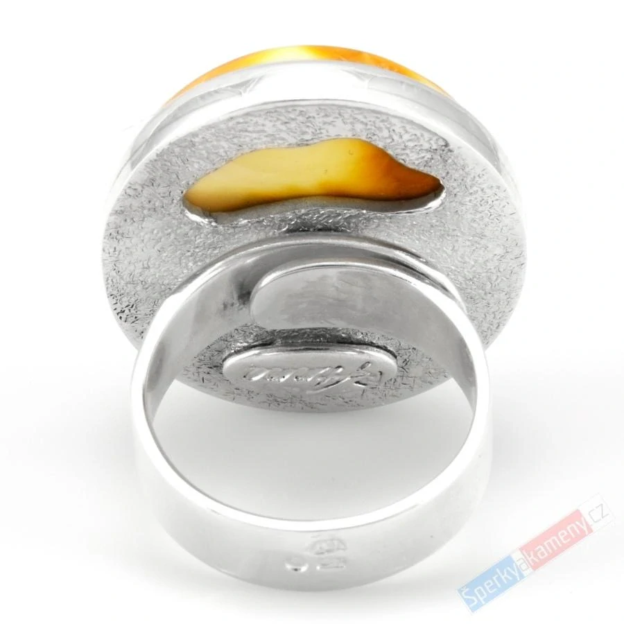 Stříbrný prsten (Ag 925/1000) s baltským bílým jatarem s příměsí koňakového jantaru QAA, vel. kamene cca 30 x 25 mm, VELIKOST 57/58, "mléko s lesním medem" (JA2627R)