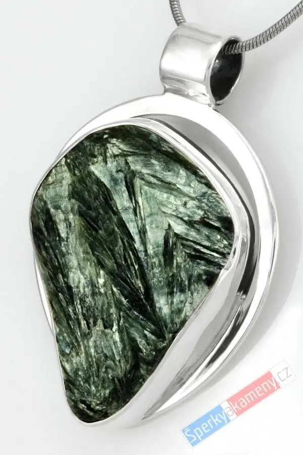 Větší unisex stříbrný přívěsek (Ag 925/1000) s přírodně ponechaným serafinitem QAA, obrácená kapka cca 40 x 32 mm, RARITA (SF1497P)