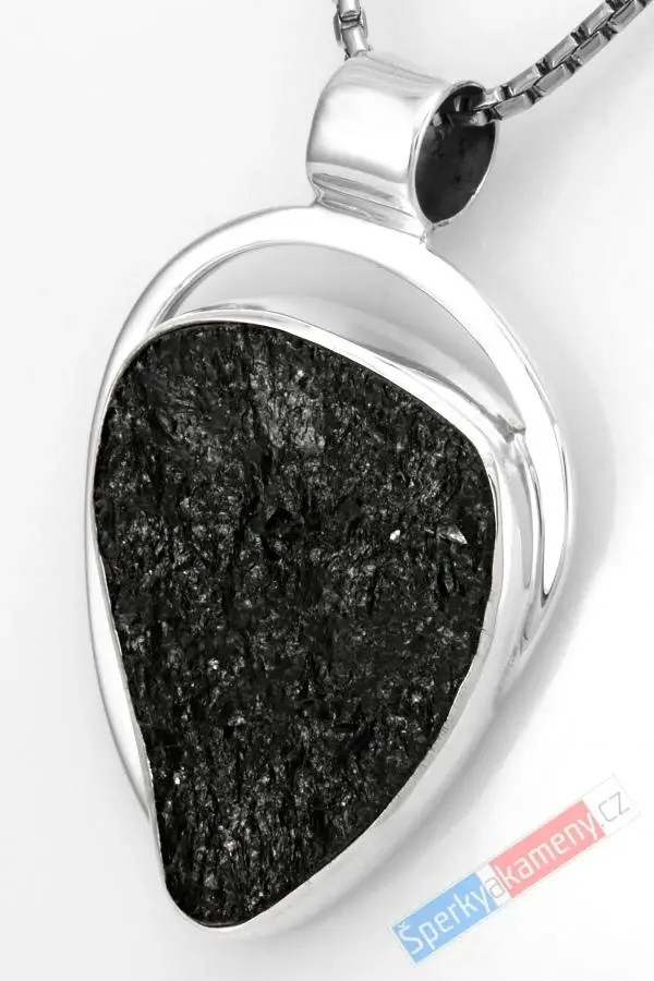 Větší unisex stříbrný přívěsek (Ag 925/1000) s turmalínem skorylem QAA, cca 40 x 30 mm, "ochrana proti negativní energii" (TU1769P)
