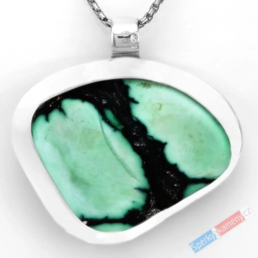 Větší stříbrný přívěsek (Ag 925/1000) s variscitem prorostlým matrixem a pyritem QAA, cca 40 x 49 mm, v této podobě vzácnost, "ochránce srdce" (VA2428P)