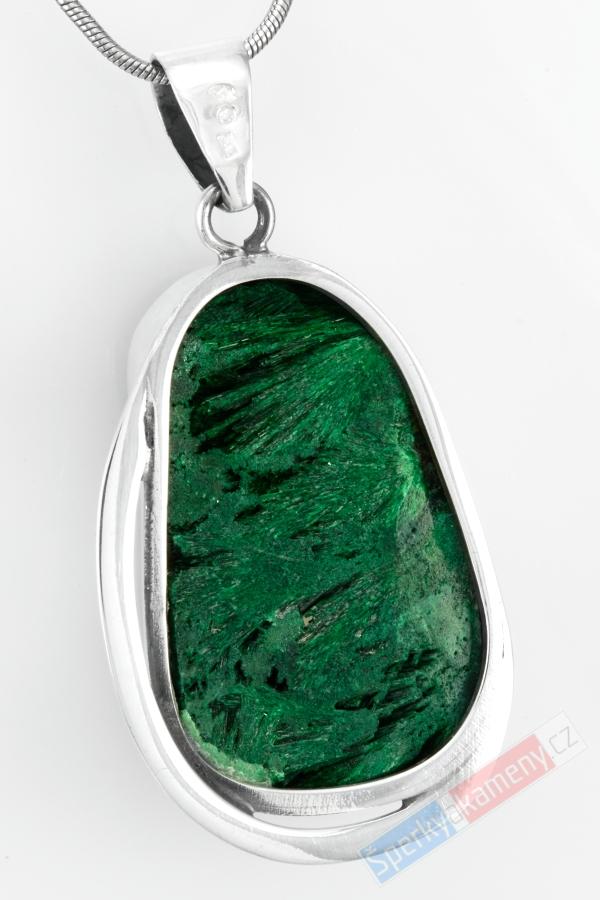 Větší stříbrný přívěsek (Ag 925/1000) s přírodním malachitem QAA, cca 40 x 28 mm, "zelený samet" (MA1808P)