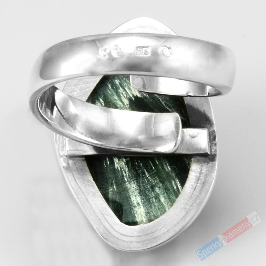 Velký stříbrný prsten (Ag 925/1000) s přírodně ponechaným serafinitem QAA, vel. kamene cca 28 x 19 mm, VELIKOST 59/60, RARITA (SF1325R)