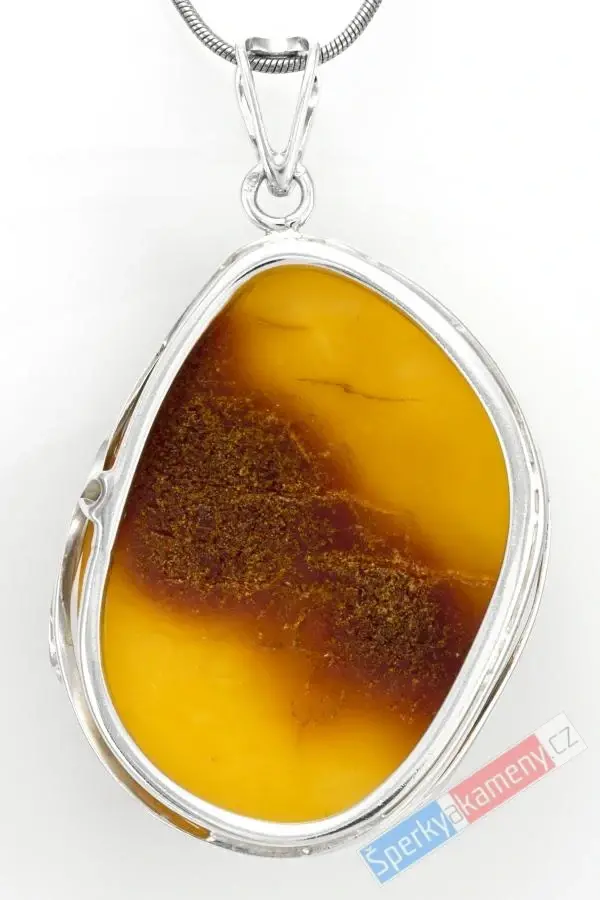 Větší stříbrný přívěsek (Ag 925/1000) se žlutým baltským jantarem QAA, cca 47 x 34 mm, "když letní slunce zapadá" (JA1913P)