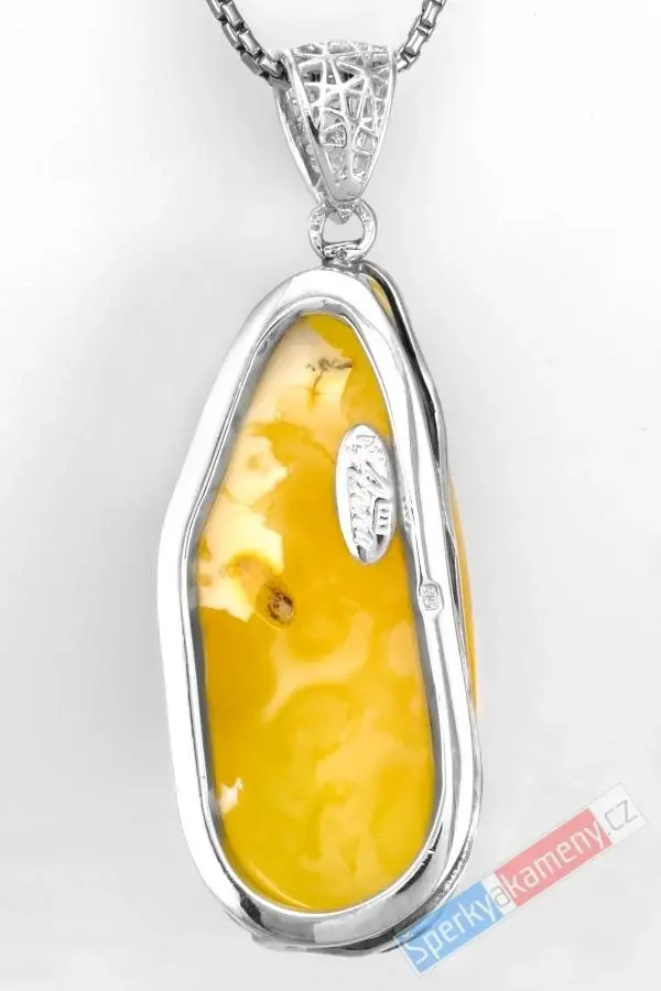 Velký stříbrný přívěsek (Ag 925/1000) s baltským bílým jantarem prorostlým ve žlutém jantaru QAA, cca 52 x 23 mm, "slunce s bílým mráčkem" (JA2493P)