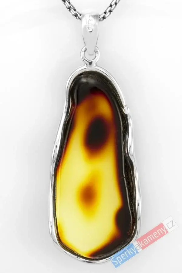 Velký stříbrný přívěsek (Ag 925/1000) s baltským jantarem QAA, plátek cca 54 x 25 mm, "zapadající slunce" (JA1354P)