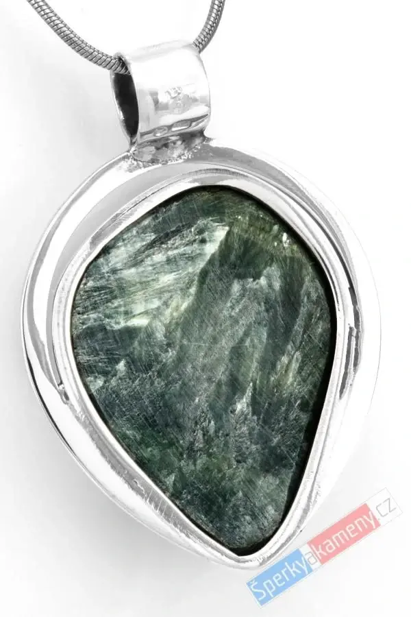 Větší unisex stříbrný přívěsek (Ag 925/1000) s přírodně ponechaným serafinitem QAA, obrácená kapka cca 40 x 32 mm, RARITA (SF1497P)
