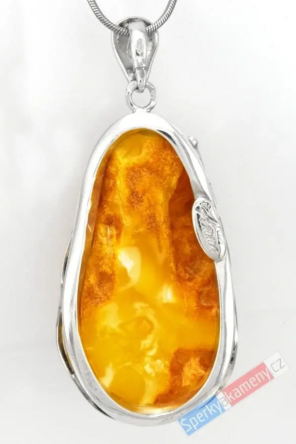 Velký stříbrný přívěsek (Ag 925/1000) s baltským jantarem QAA, cca 50 x 30 mm, "krása v barvě slunce" (JA3781P)