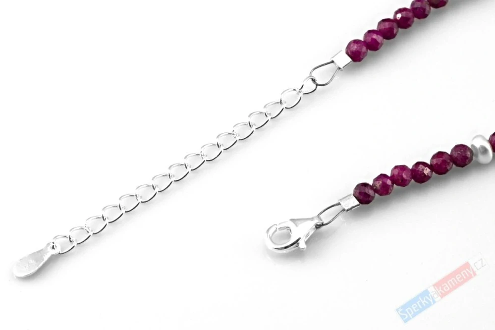 Originální náhrdelník v boho stylu z broušeného rubínu a sladkovodních perel s přívěskem QA, stříbro Ag 925/1000, "šperk princezny z Alboránského moře", RARITA (RUP1331S)