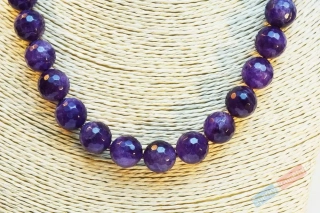 Náhrdelník z broušeného tmavě fialového ametystu, QA kuličky cca 8 mm  (AM375B) 