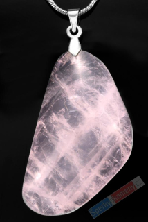 Větší přívěsek z růženínu cca 44 x 25 mm (R1210P)