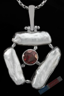 Originální stříbrný přívěsek (Ag 925/1000) v boho stylu se sladkovodními perlami a granátem QA "šperk mořské princezny z Jávského moře" (GR1010P) 