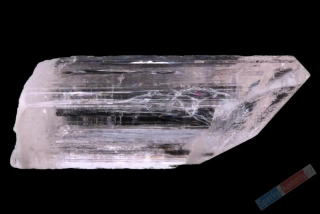 Krystal narůžovělého danburitu QA, cca 31 x 9 x 9 mm, RARITA (DR2244K)