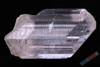 Krystal narůžovělého danburitu QA, cca 26 x 13 x 8 mm, RARITA (DR1905K)