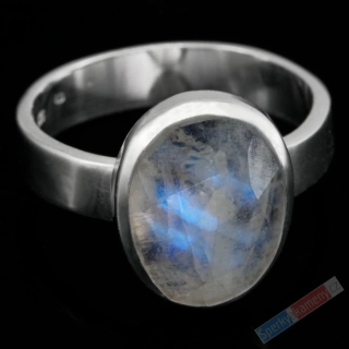 Stříbrný prsten (Ag 925/1000) s broušeným bílým měsíčním kamenem QAA, vel. kamene cca 14 x 11 mm (ME5155R)