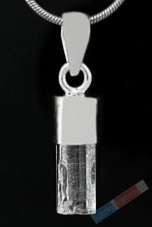 Stříbrný přívěsek (Ag 925/1000) s krystalem fenacitu QA, cca 17 x 6 mm, RARITA (FN6001P)