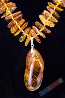 Originální provazovaný náhrdelník z jantaru s přívěskem QA, Ag 925/1000, "království plné medu" (JA7562S)