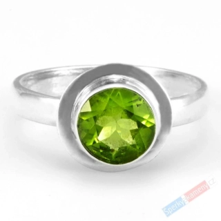 Stříbrný prsten (Ag 925/1000) s broušeným olivínem QAA, prům. kamene cca 12 mm, nádherný brus, POUZE VELIKOST 58 (OL6053R)