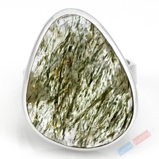 Stříbrný prsten (Ag 925/1000) s broušeným křišťále prorostlým epidotem QA, vel. kamene cca 27 x 21 mm, "ochránce srdce IV" (TV1029R) 