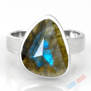 Stříbrný prsten (Ag 925/1000) s broušeným labradoritem QA, vel. kamene cca 17 x 13 mm (LB5145R)
