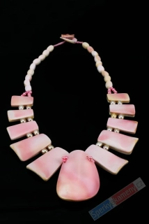 Originální náhrdelník v boho stylu z růžových mušlí a růžových sladkovodních perel "šperk pro mořskou princeznu z Floreského moře" (MP4537S)