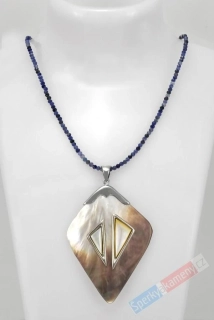 Originální náhrdelník v boho stylu ze sodalitu s přívěskem z perleti, "šperk princezny z Floreského moře" (SP5445S)