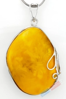 Větší stříbrný přívěsek (Ag 925/1000) se žlutým baltským jantarem QAA, cca 47 x 34 mm, "když letní slunce zapadá" (JA1913P)