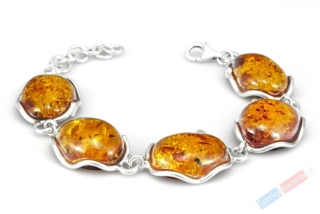 Originální stříbrný náramek (Ag 925/1000) s baltským jantarem QAA, pět velkých mírně nepravidelných kamenů o velikosti cca 25 x 17 mm, "krása barvy medu" (JA2939NS)