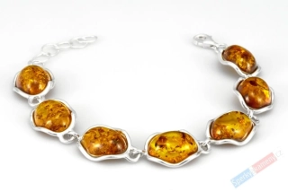 Originální stříbrný náramek (Ag 925/1000) s baltským jantarem QAA, sedm mírně nepravidelných kamenů o velikosti cca 17 x 14 mm, "krása barvy medu II" (JA1702NS)
