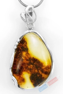 Stříbrný přívěsek (Ag 925/1000) s baltským jantarem QAA, cca 36 x 26 mm, "krajka z medu IV" (JA1355P)