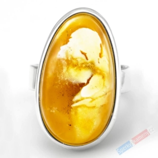 Stříbrný prsten (Ag 925/1000) s baltským bílým jantarem prorostlým ve žlutém jantaru QAA, vel. kamene cca 30 x 18 mm, VELIKOST 57/58, "slunce s bílým mráčkem II" (JA1952R)
