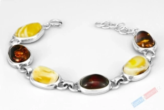 Originální stříbrný náramek (Ag 925/1000) s baltským bílým a koňakovým jantarem QAA, šest mírně nepravidelných kamenů o velikosti cca 18 až 20 mm x 13 až 15 mm, "koňak se smetanou" (JA5060NS)