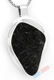 Větší stříbrný přívěsek (Ag 925/1000) s turmalínem skorylem QAA, cca 45 x 32 mm "ochrana proti negativní energii" (TU1664P)