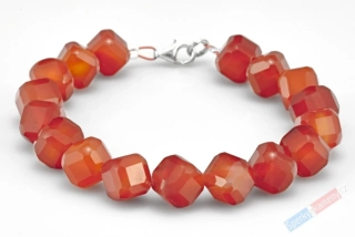 Náramek z broušeného karneolu QA, kostičky cca 8 mm, stříbro Ag 925/1000 (KA4477NS)