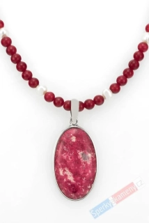 Originální náhrdelník v boho stylu z thulitu a bílých sladkovodních perel s přívěskem QAA, "šperk královny Maud", RARITA (THL1517S)