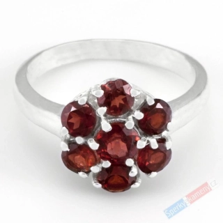 Originální stříbrný prsten (Ag 925/1000) v boho stylu s broušenými granáty ve tvaru kytičky QA, průměr cca 13 mm, POUZE VELIKOST 57/58 (GR7865R)