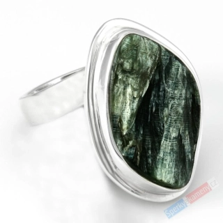 Velký stříbrný prsten (Ag 925/1000) s přírodně ponechaným serafinitem QAA, vel. kamene cca 28 x 19 mm, VELIKOST 59/60, RARITA (SF1325R)
