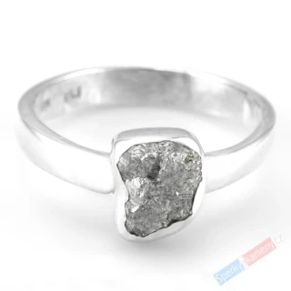 Stříbrný prsten se surovým diamantem